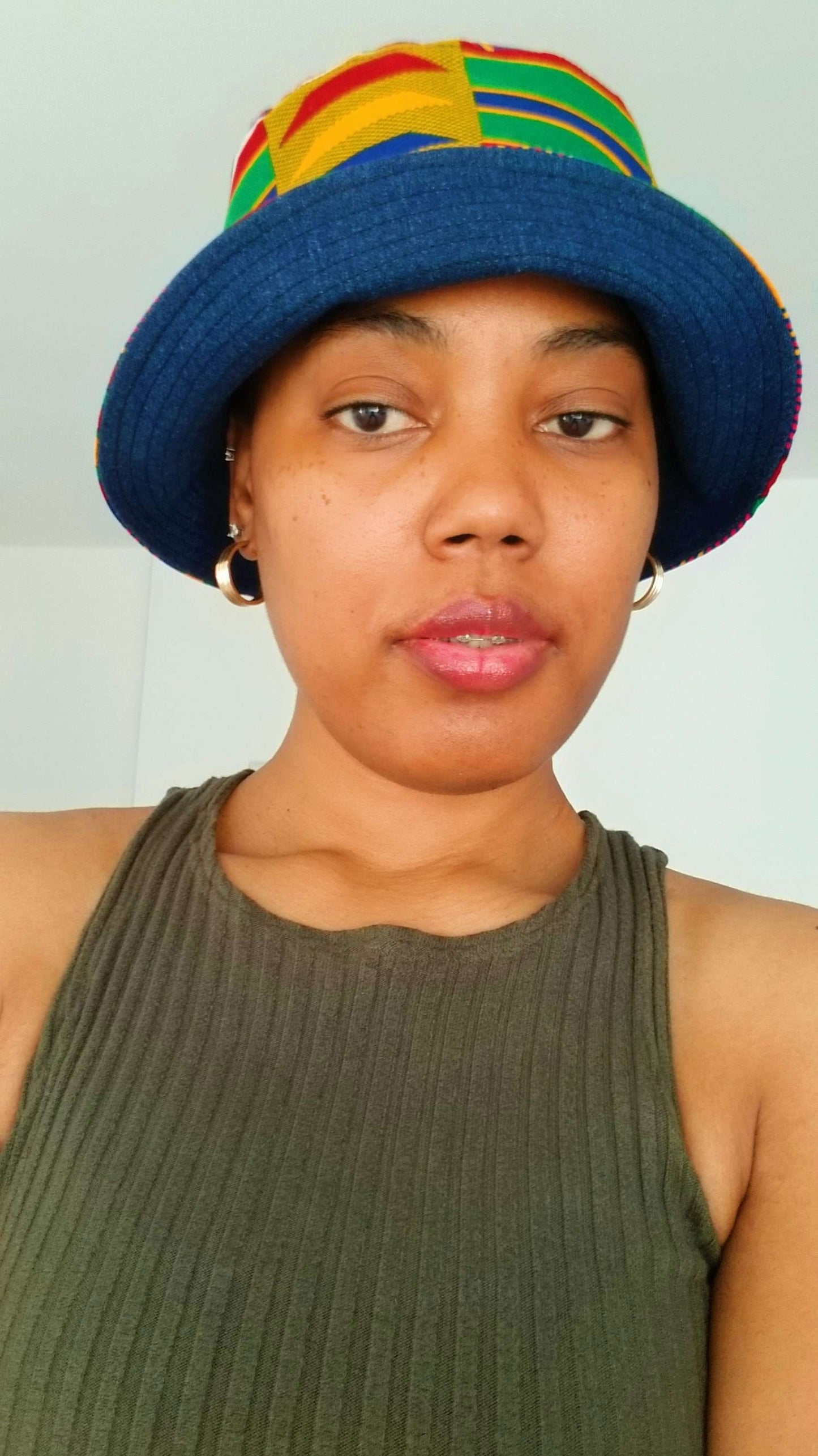 Front view of the reversible bucket hat flipped to show the darker midnight slate and white pattern.